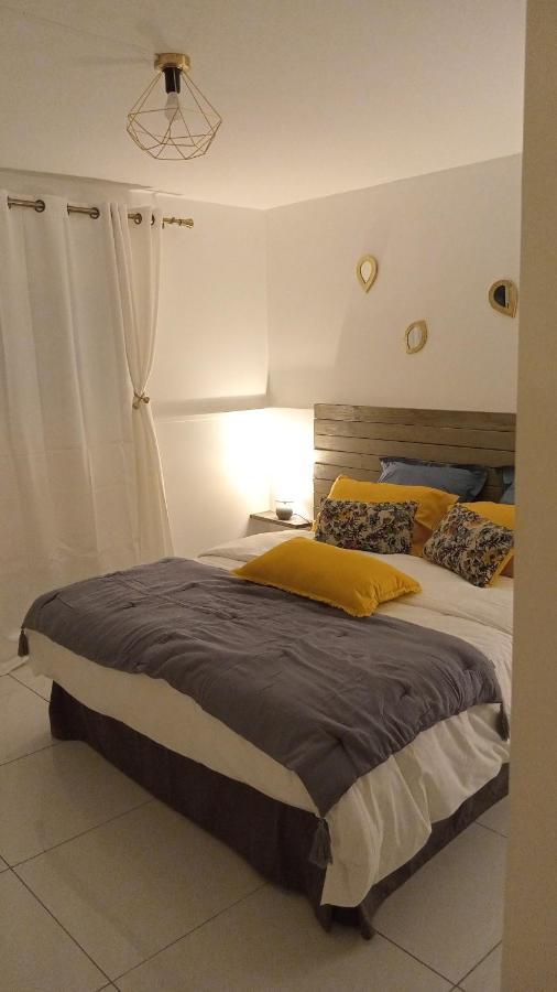 L'Instant Present Bed & Breakfast Le Moule Exterior photo