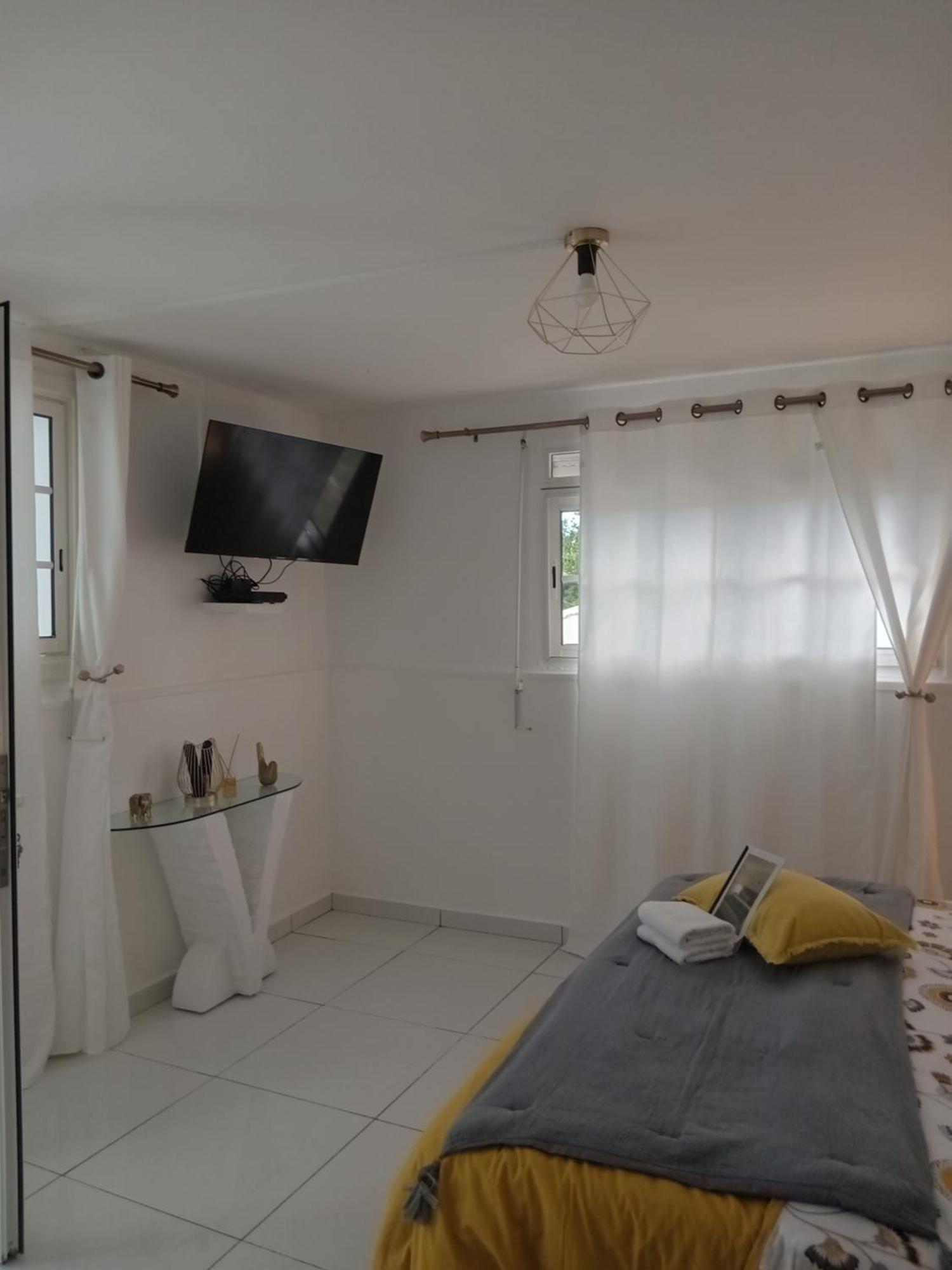 L'Instant Present Bed & Breakfast Le Moule Exterior photo