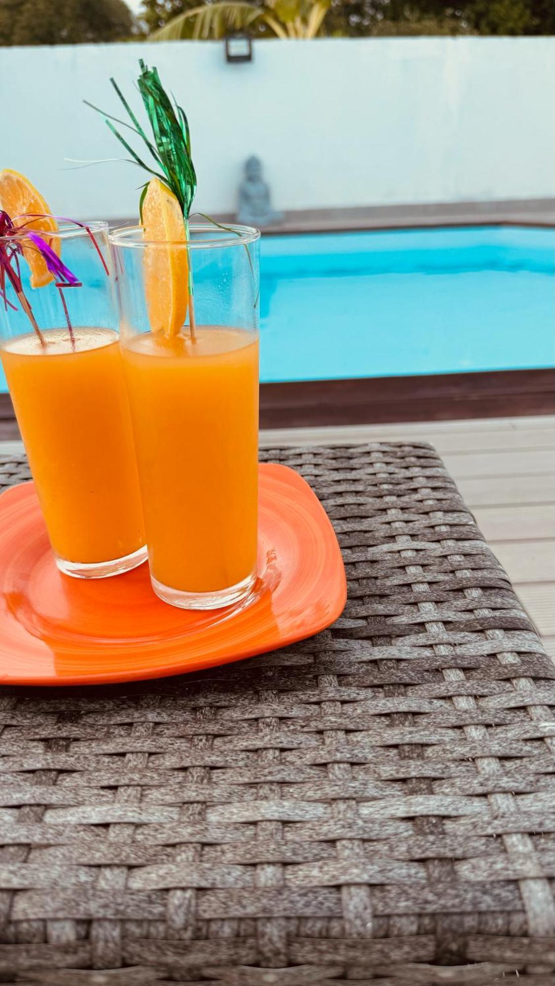 L'Instant Present Bed & Breakfast Le Moule Exterior photo