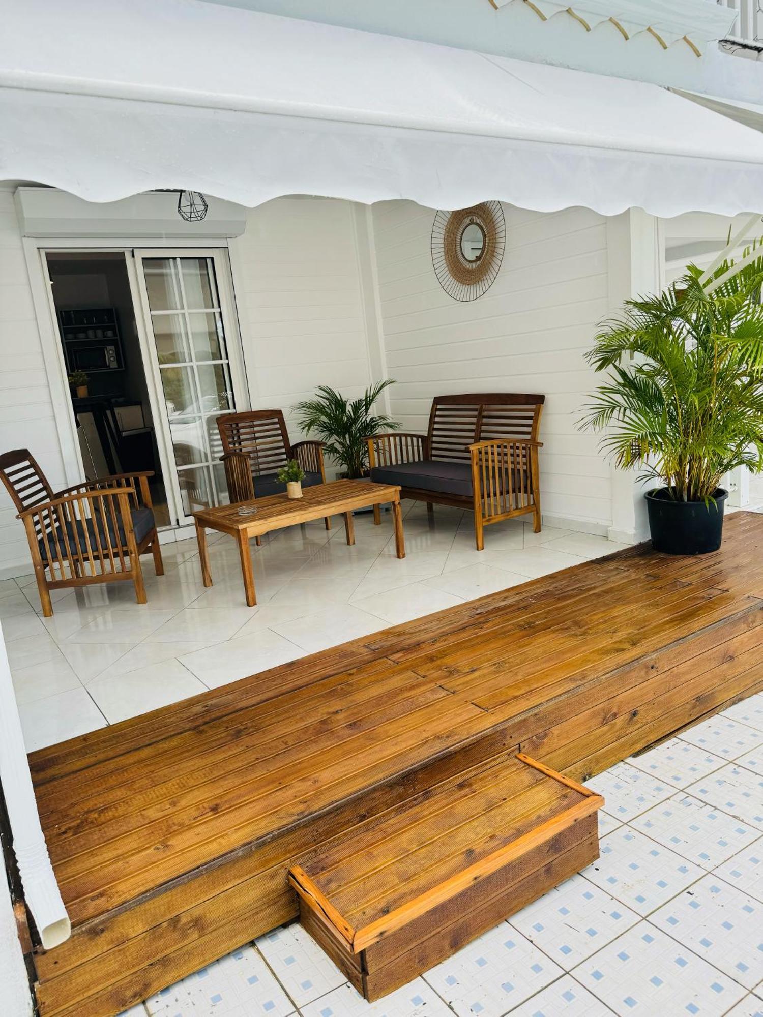 L'Instant Present Bed & Breakfast Le Moule Exterior photo